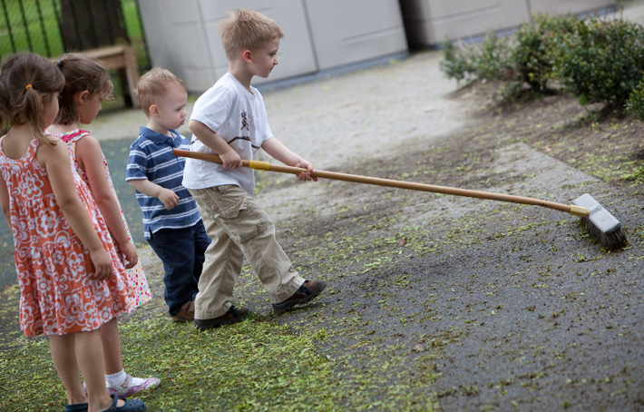 ALL THE CHORES YOUR KIDS SHOULD BE DOING, BASED ON THEIR AGE